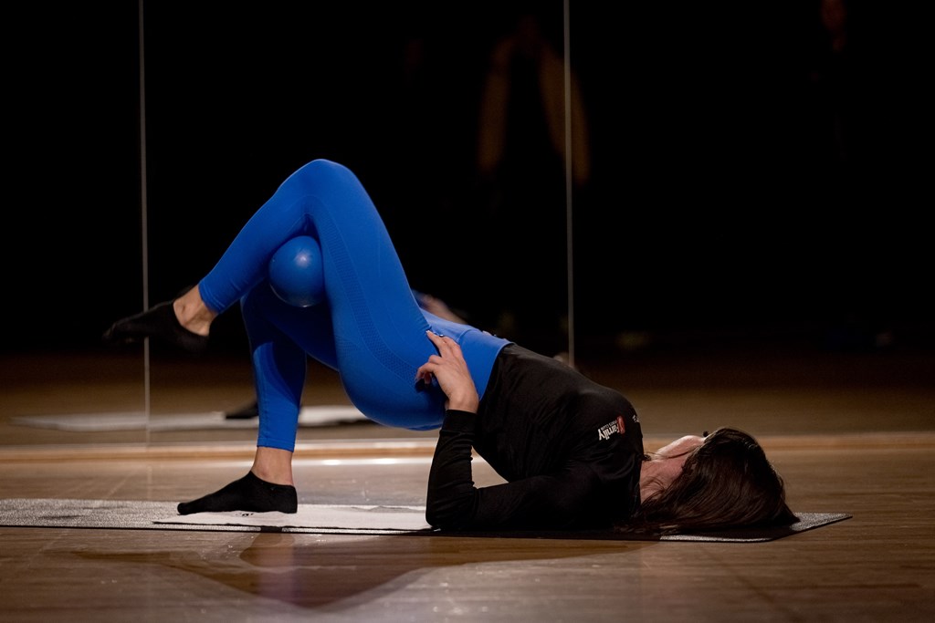 skulderbro med fotløft med pilatesball